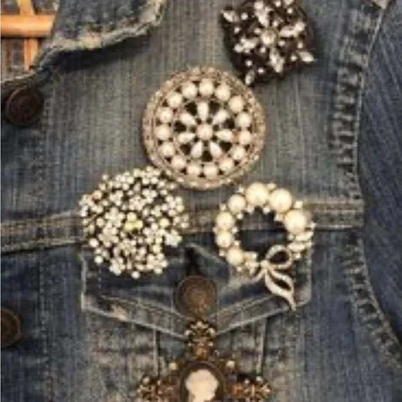 Nicole Blue Vibrant Butterfly Brooch with Pearl - Picture 4 of 4